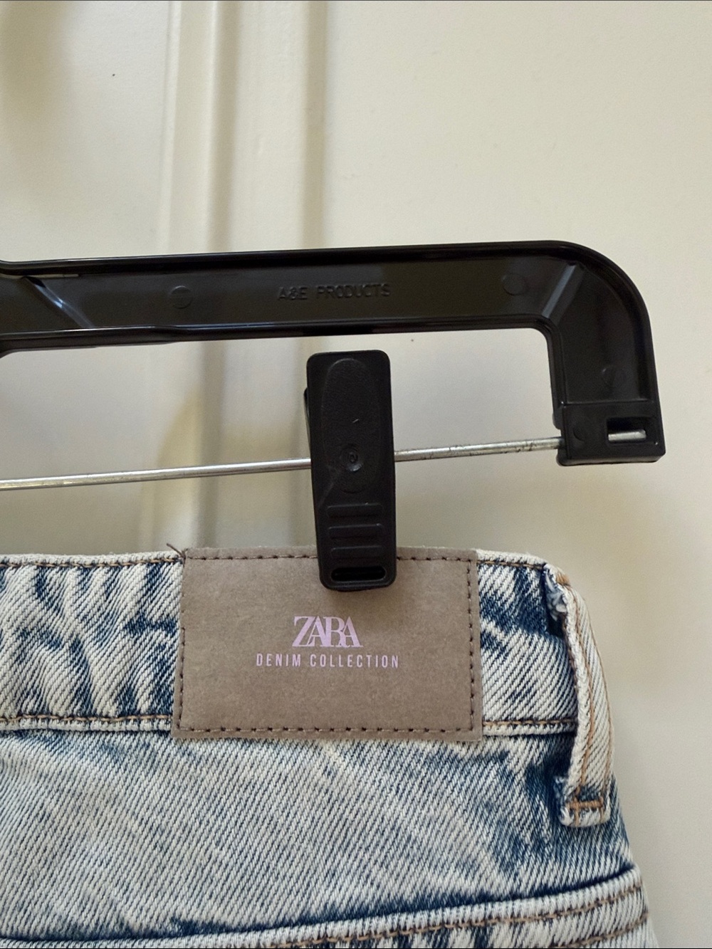 Zara Distressed Jeans - Picture 5 of 10